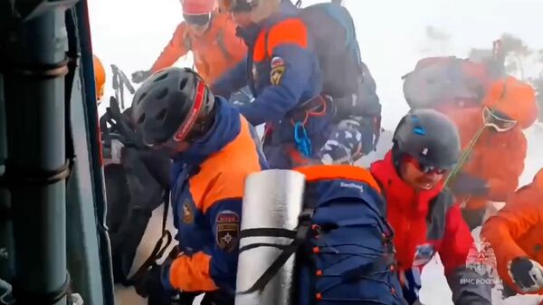 Поиск женщины, попавшей под лавину на Камчатке. Видео МЧС РФ