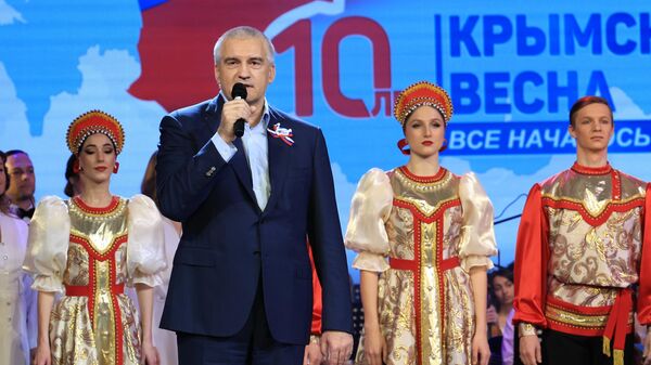 Глава Республики Крым Сергей Аксенов выступает на празднованиях 10-й годовщины воссоединения Крыма с Россией в Симферополе