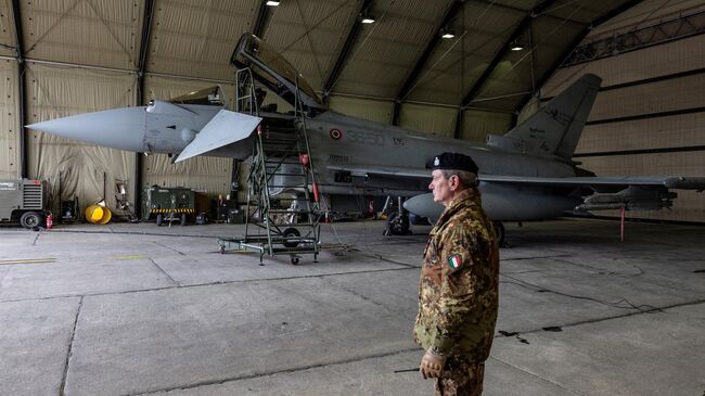 Истребитель  Eurofighter Typhoon итальянских ВВС в составе миссии НАТО на авиабазе Михаил Когэлничану в Румынии