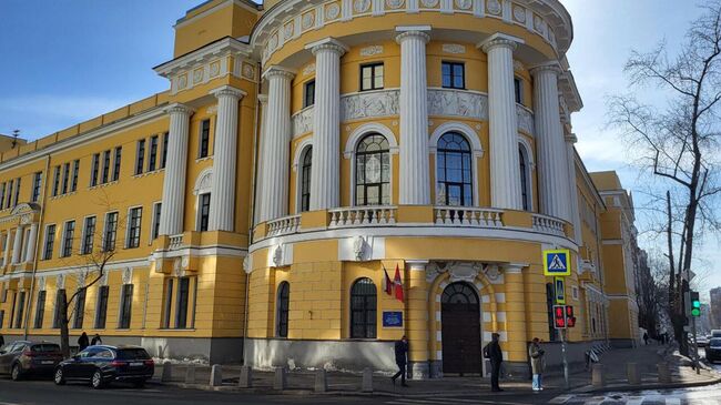 Главный корпус Московского педагогического университета (МПГУ) имени В.И. Ленина на Малой Пироговской улице в Москве