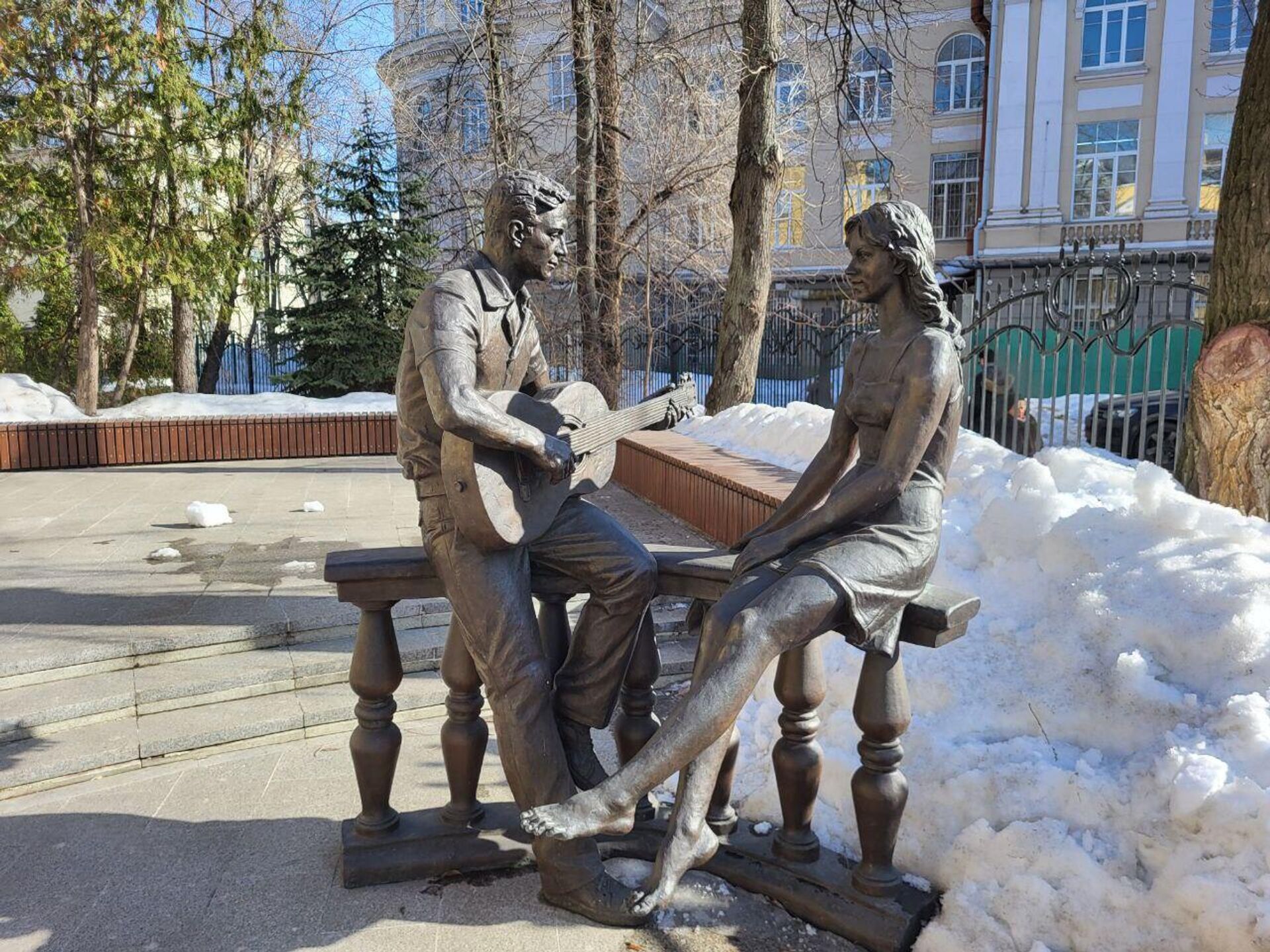 Памятник поющим студентам во дворе МПГУ имени В.И. Ленина - РИА Новости, 1920, 18.03.2024