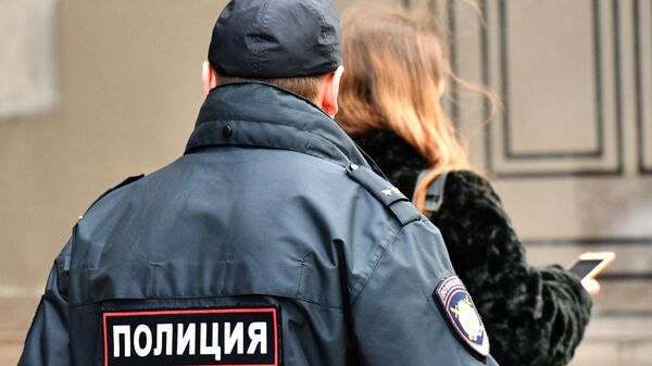 Сотрудник полиции на улице Москвы