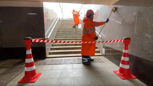 Московские службы промывают подземные пешеходные переходы после зимы