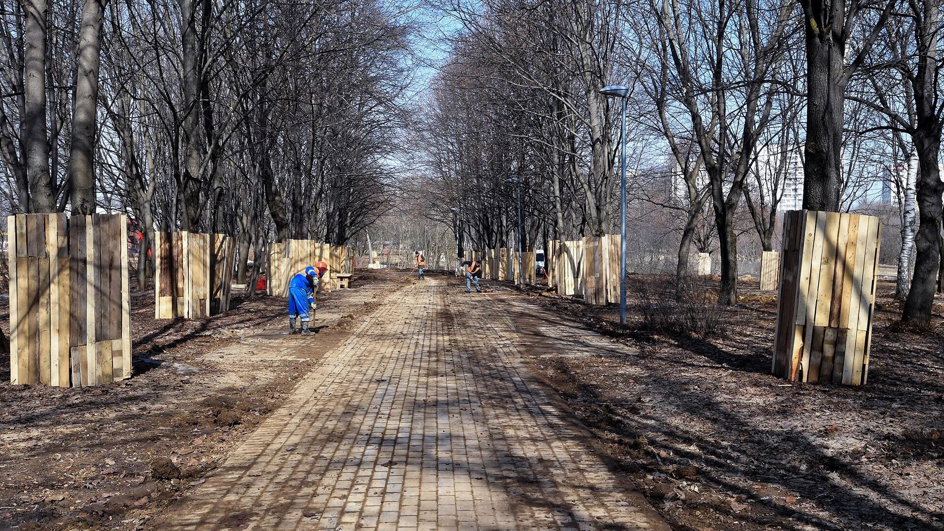 Рабочие во время благоустройства парка  - РИА Новости, 1920, 18.03.2024