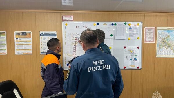Горноспасатели МЧС России изучают схему рудника 
