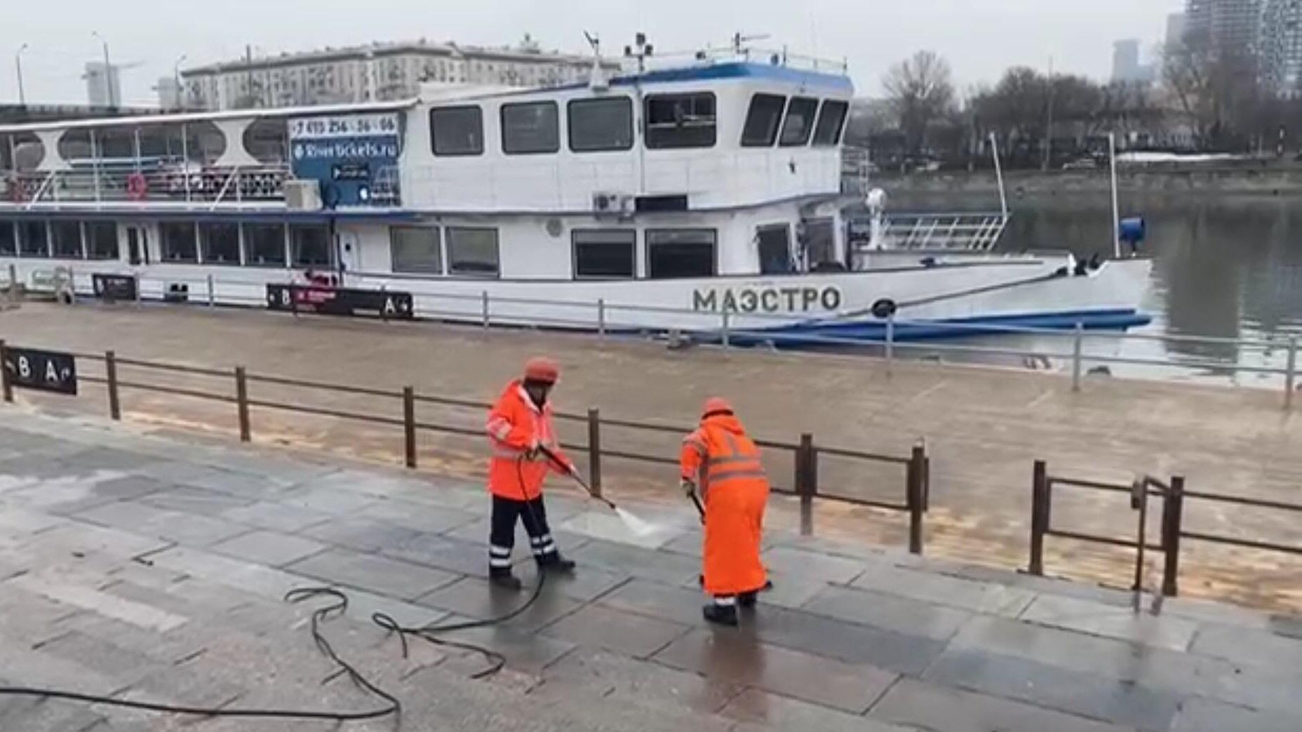 Причал Новоспасский в центре Москвы промыли после зимы - РИА Новости, 1920, 19.03.2024