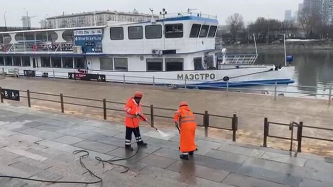 Причал Новоспасский в центре Москвы промыли после зимы