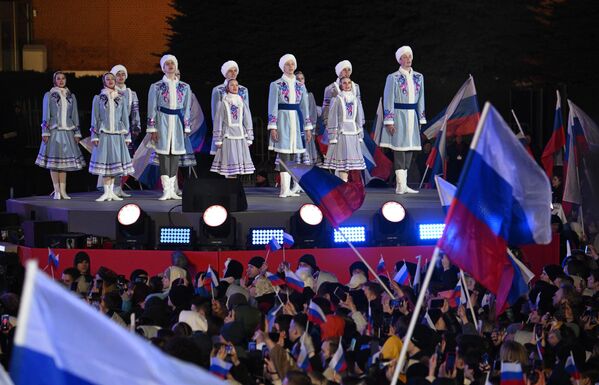 Артисты выступают на митинг-концерте на Красной площади в Москве, посвященном десятилетию воссоединения Крыма с Россией