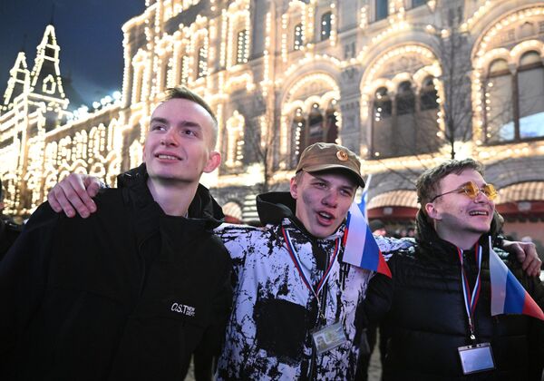 Зрители на митинг-концерте на Красной площади в Москве, посвященном десятилетию воссоединения Крыма с Россией