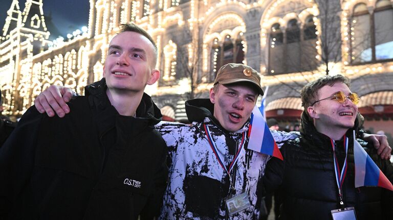 Зрители на митинг-концерте на Красной площади в Москве, посвященном десятилетию воссоединения Крыма с Россией