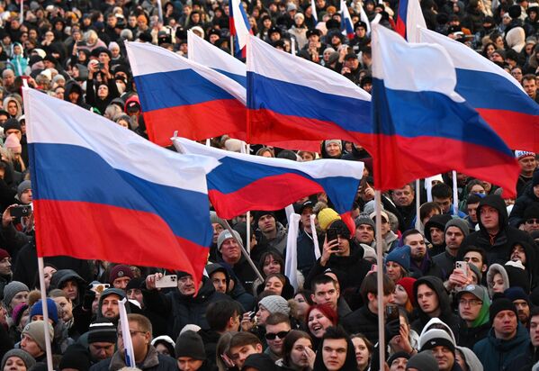 Зрители на митинг-концерте на Красной площади в Москве, посвященном десятилетию воссоединения Крыма с Россией