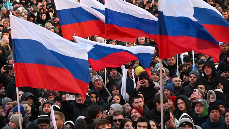 Зрители на митинг-концерте на Красной площади в Москве, посвященном десятилетию воссоединения Крыма с Россией