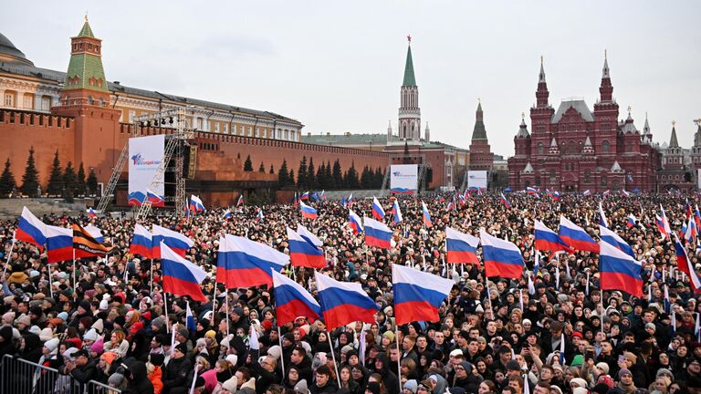 Зрители на митинг-концерте на Красной площади в Москве, посвященном десятилетию воссоединения Крыма с Россией