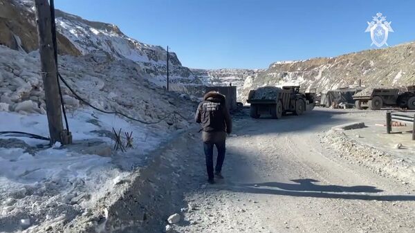 Сотрудники СК на месте обрушения породы в шахте рудника в Амурской области