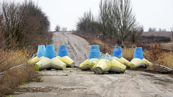 Украинские противотанковые заграждения на трассе Новоазовск - Мариуполь