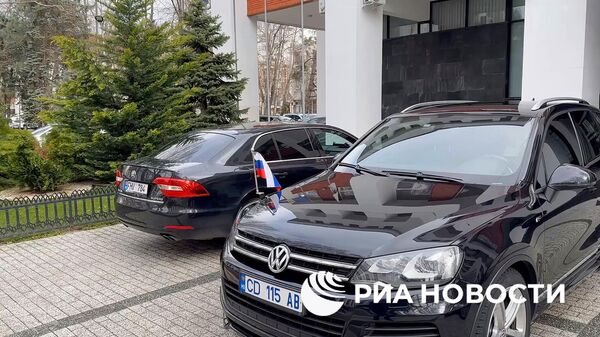 Автомобиль посла России в Кишиневе у здания МИД Молдавии. 19 марта 2024