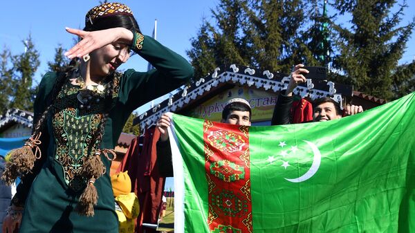 Девушка танцует на праздновании Навруза (Новруза) в Казани