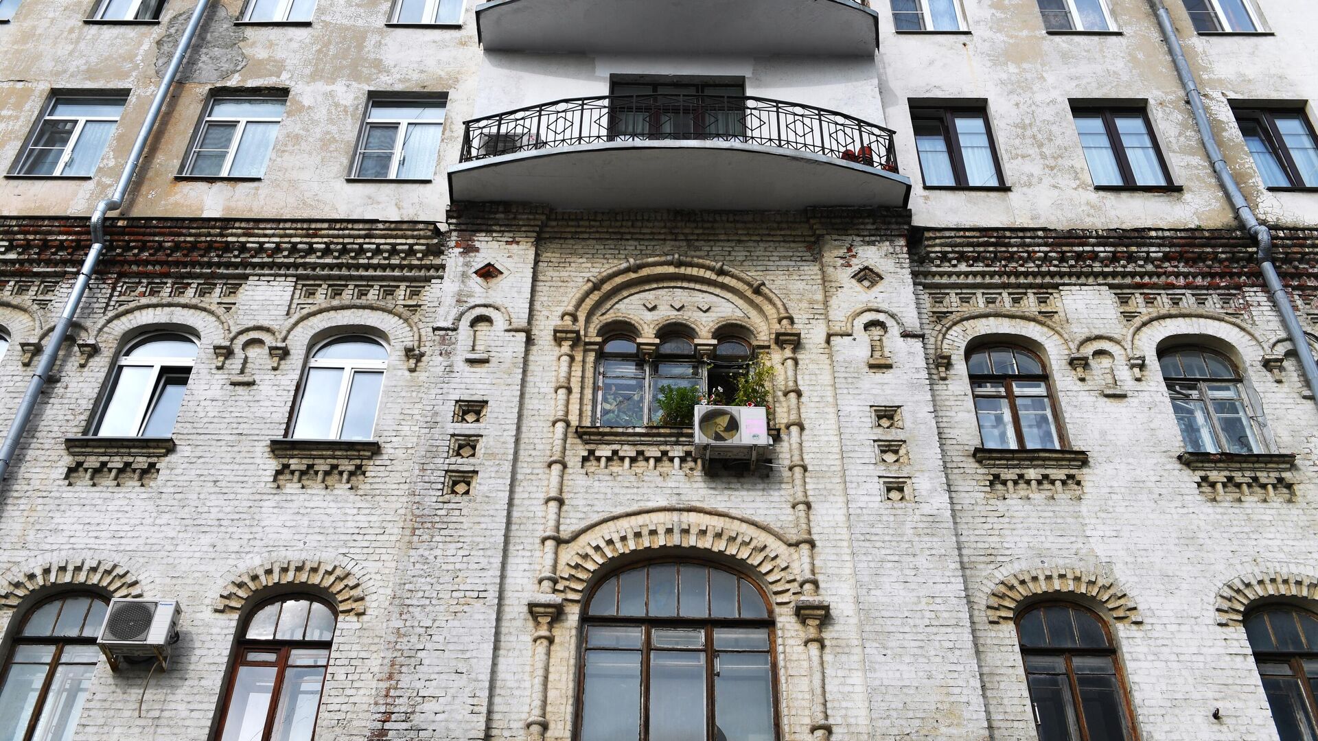 Фасад многоквартирного дома во 2-м Троицком переулке, 6 в Москве - РИА Новости, 1920, 20.03.2024