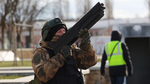 Военнослужащий с противодроновым ружьем в Белгороде 