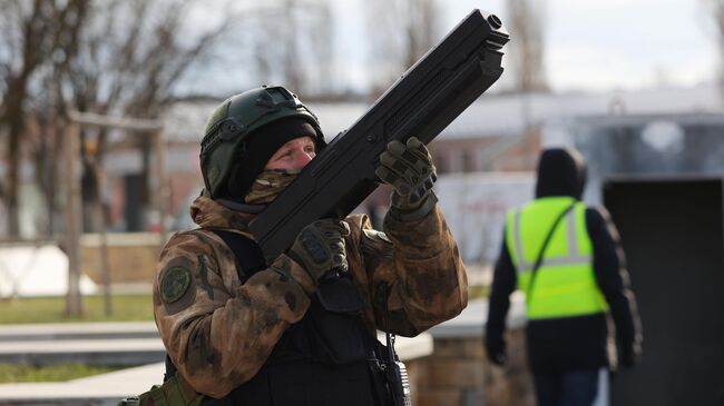 Военнослужащий с противодроновым ружьем