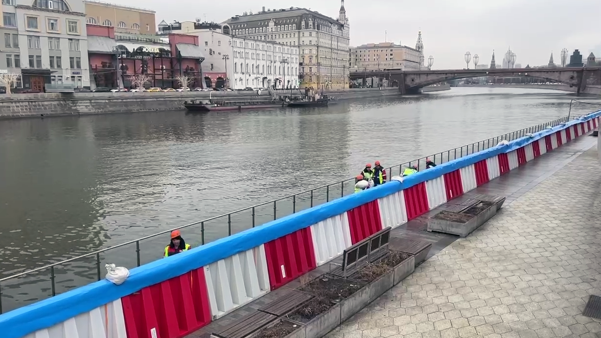 Противопаводковые барьеры установили на двух набережных в центре Москвы - РИА Новости, 1920, 19.03.2024