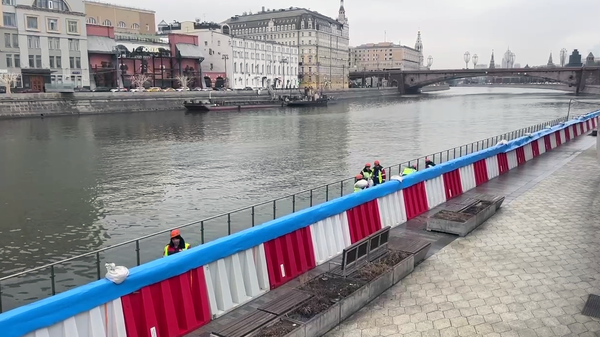 Противопаводковые барьеры установили на двух набережных в центре Москвы