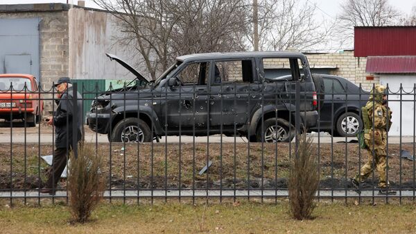 Автомобиль, поврежденный в результате обстрела ВСУ поселка Разумное в Белгородской области