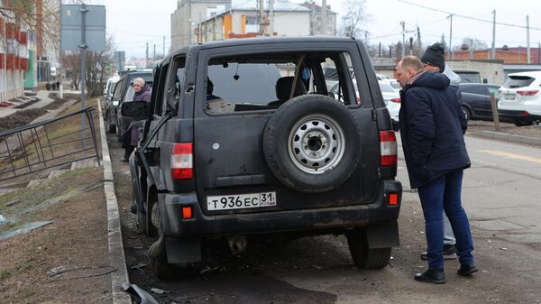 Автомобиль, поврежденный в результате обстрела ВСУ поселка Разумное в Белгородской области