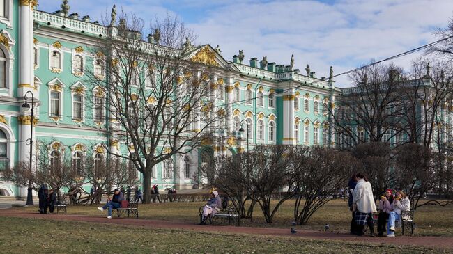 Люди на Дворцовой площади в Санкт-Петербурге