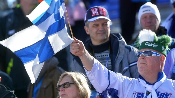 Болельщики с флагом Финляндии