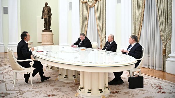Президент РФ Владимир Путин и председатель Коллегии Евразийской экономической комиссии Бакытжан Сагинтаев во время встречи. 19 марта 2024