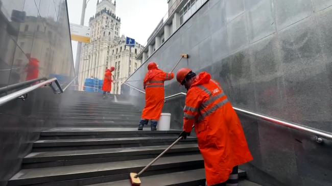 Подземные переходы в Москве приводят в порядок после зимы