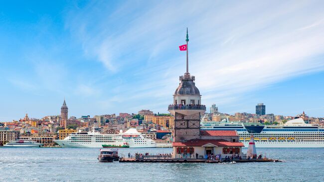 Вид на Девичью башню и круизные лайнеры в Стамбуле, Турция