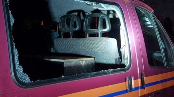 Автомобиль МЧС, пострадавший после сброса боеприпаса с беспилотника в Горловке