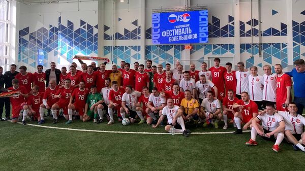 Болельщики сборных России и Сербии по футболу