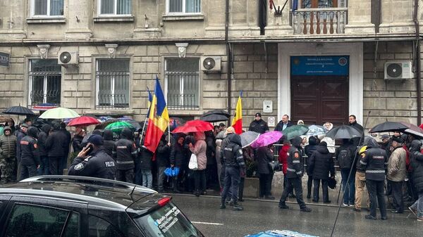 Оппозиционный Блок коммунистов и социалистов проводит акцию протеста перед зданием ЦИК Молдавии