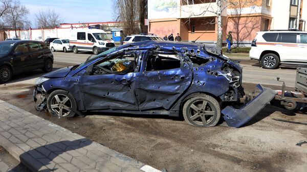 Автомобиль на одной из улиц в Белгороде, поврежденный в результате обстрела ВСУ