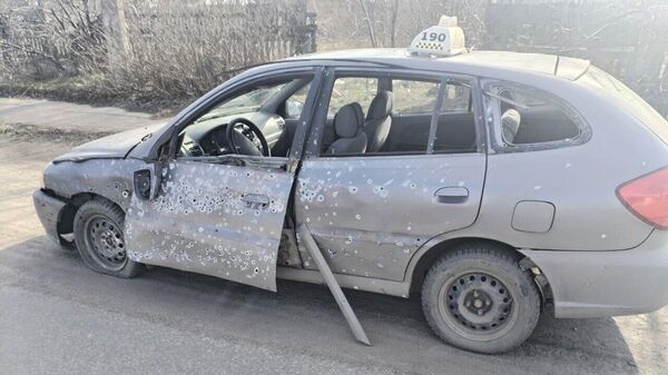 Последствия сброса взрывоопасного предмета с беспилотного летательного аппарата ВФУ на автомобиль такси в Горловке