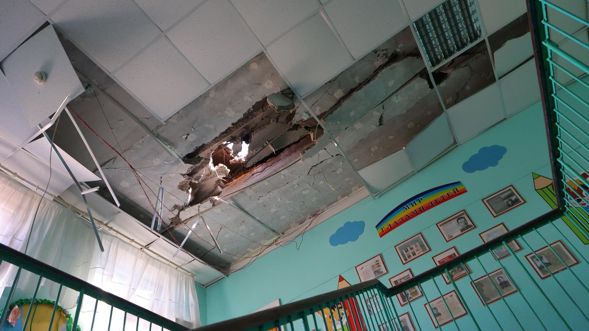 Крыша детского сада в Белгороде, частично разрушенная в результате обстрела ВСУ. 20 марта 2024 - РИА Новости, 1920, 20.03.2024