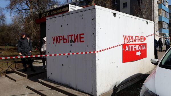 Модульное укрытие для защиты людей при обстрелах на одной из улиц в Белгороде, поврежденное в результате обстрела ВСУ