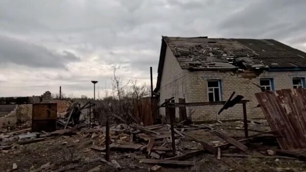 Разрушенный украинскими обстрелами дом в Харьковской области