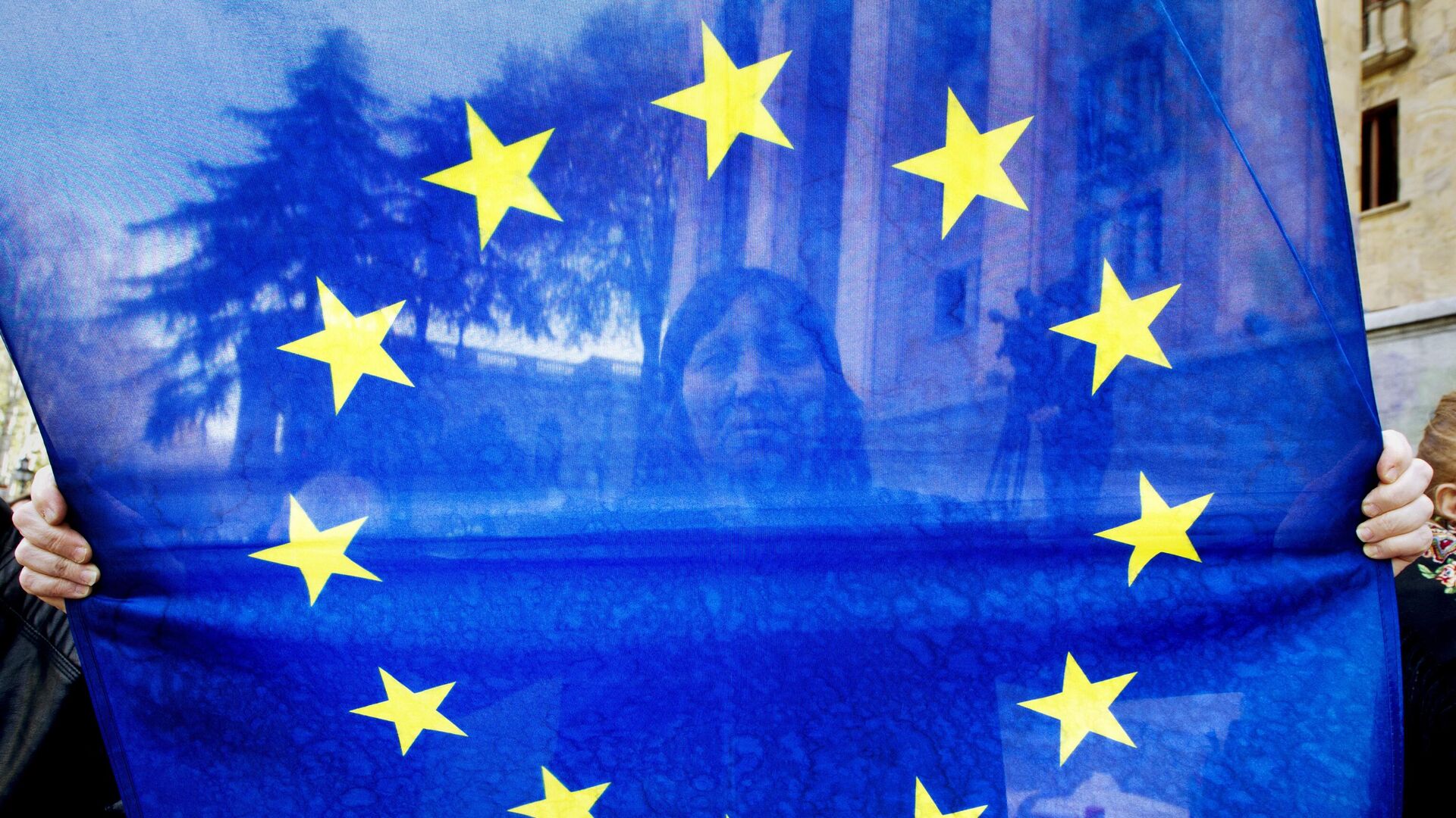 Женщина держит флаг Европейского союза - РИА Новости, 1920, 29.04.2024