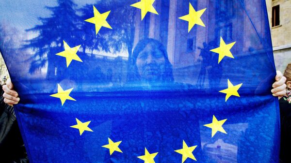 Женщина держит флаг Европейского союза