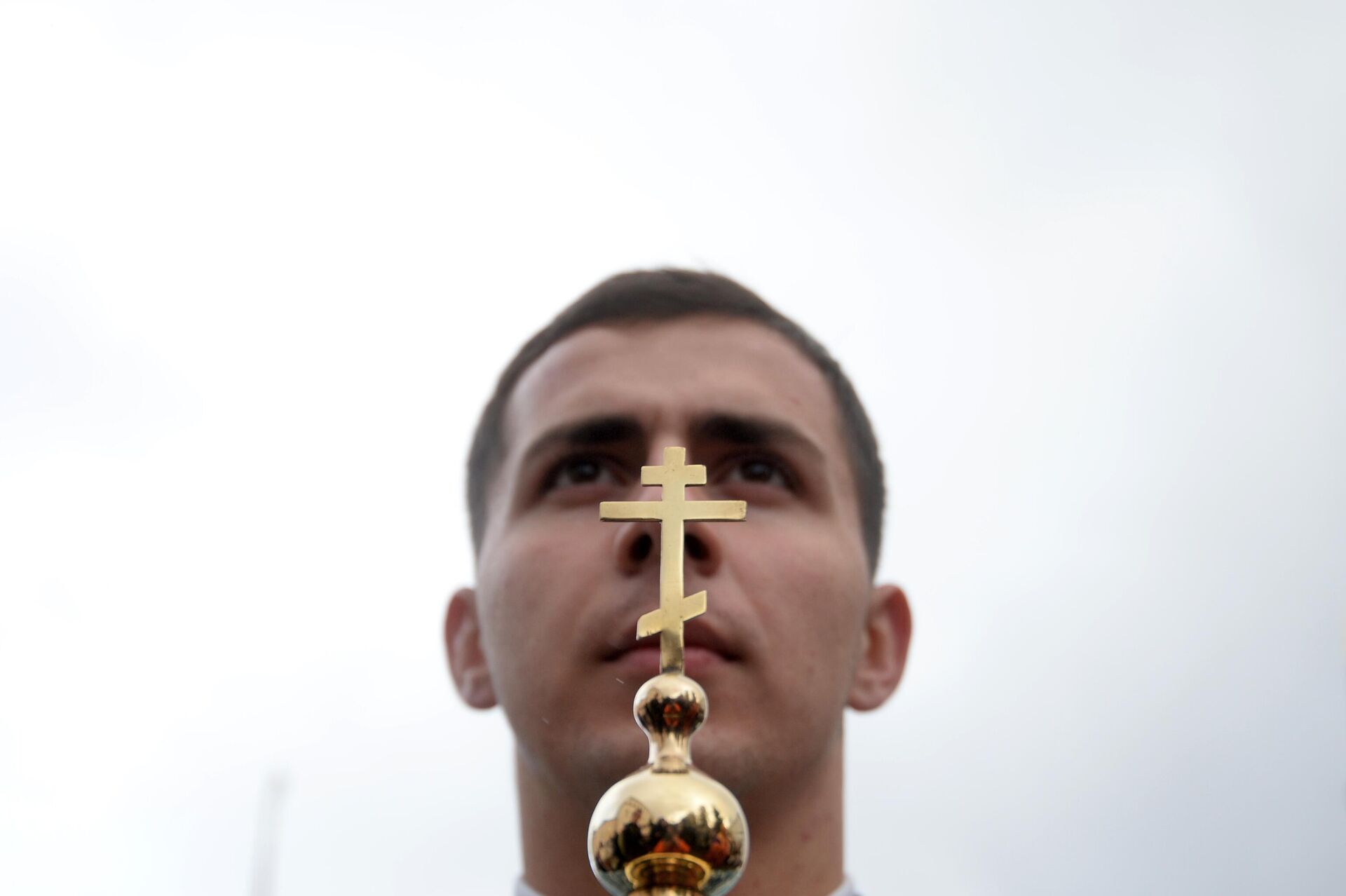 Участник крестного хода в честь праздника Казанской иконы Божьей Матери - РИА Новости, 1920, 18.12.2025