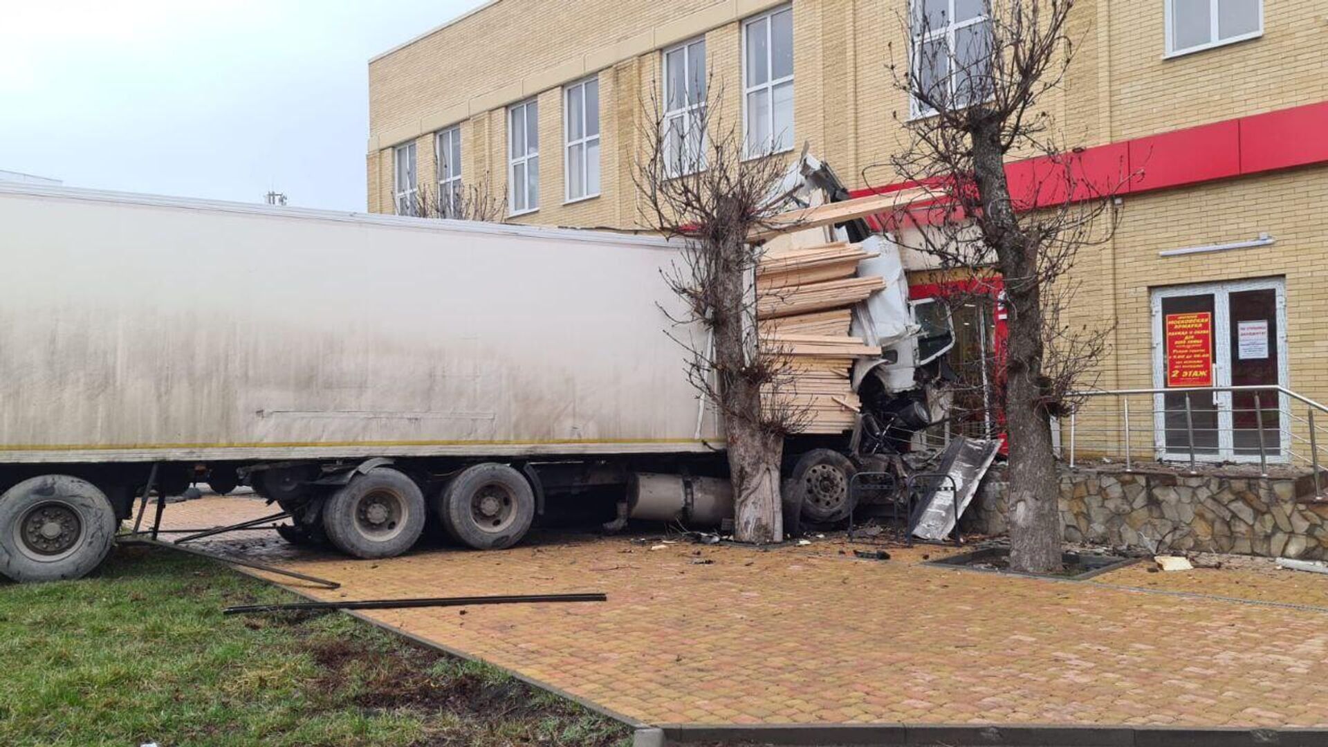 В Кемерово автомобиль врезался в металлическое ограждение и дерево - РИА  Новости, 05.05.2024