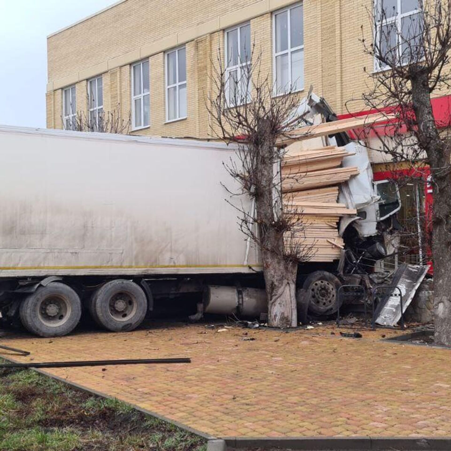 В Кемерово автомобиль врезался в металлическое ограждение и дерево - РИА  Новости, 05.05.2024