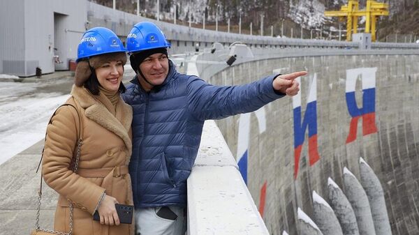 Марат Сабитов из Казани с супругой Марией во время посещения Саяно-Шушенской ГЭС
