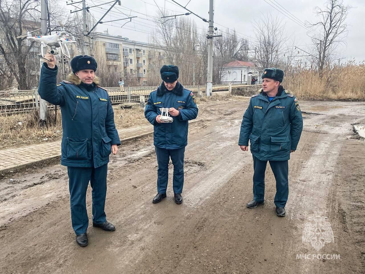 Cпециалисты беспилотной авиации ГУ МЧС России по Волгоградской области совершают полеты на БПЛА - РИА Новости, 1920, 21.03.2024