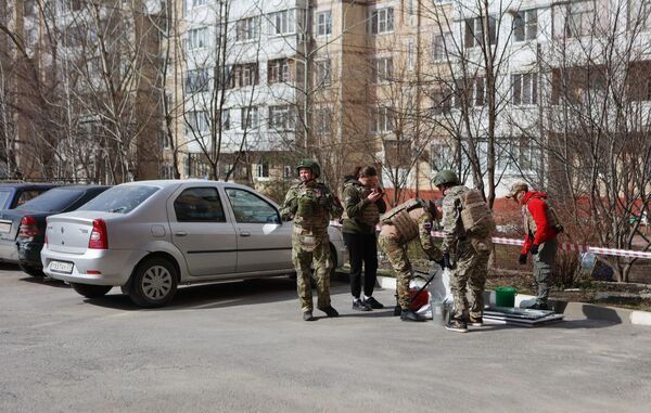 Сотрудники Общероссийского народного фронта (ОНФ) у жилого дома, частично разрушенного в результате обстрела ВСУ в Белгороде
