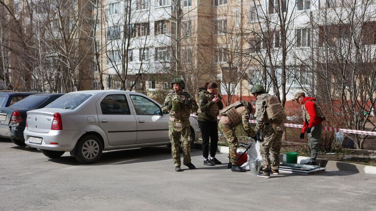 Сотрудники Общероссийского народного фронта (ОНФ) у жилого дома, частично разрушенного в результате обстрела ВСУ в Белгороде